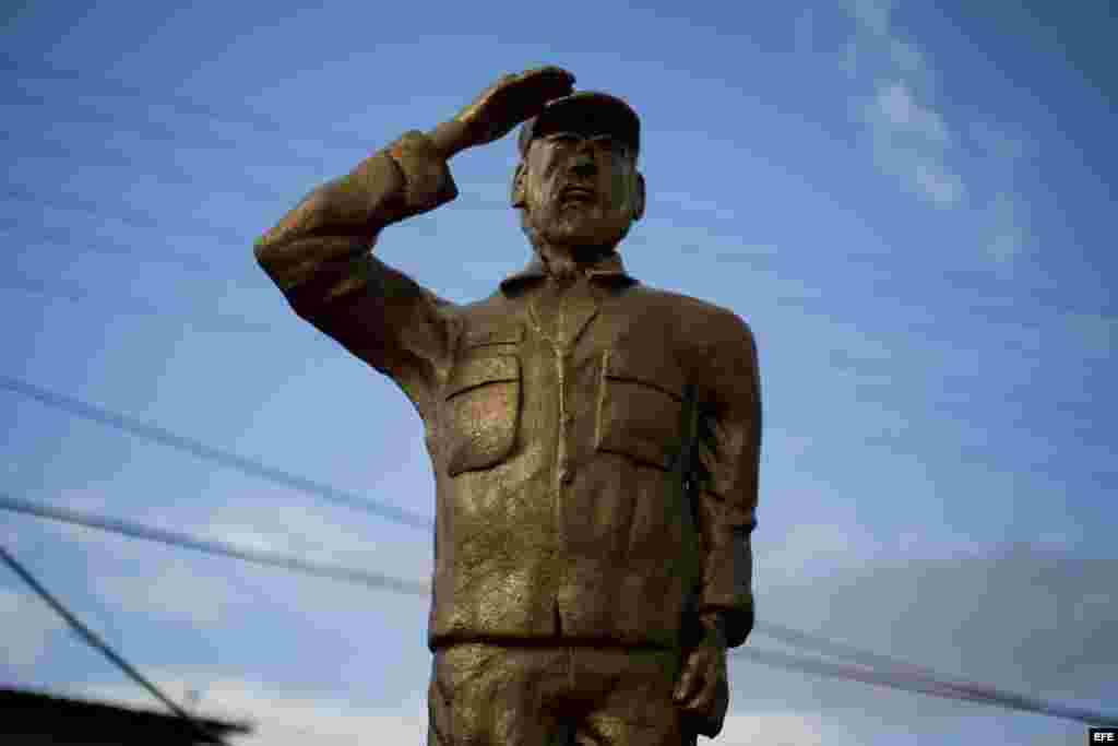 Una estatua de Fidel Castro es exhibida en una plaza de la localidad de El Amparo, estado Apure (Venezuela), fronterizo con Colombia.