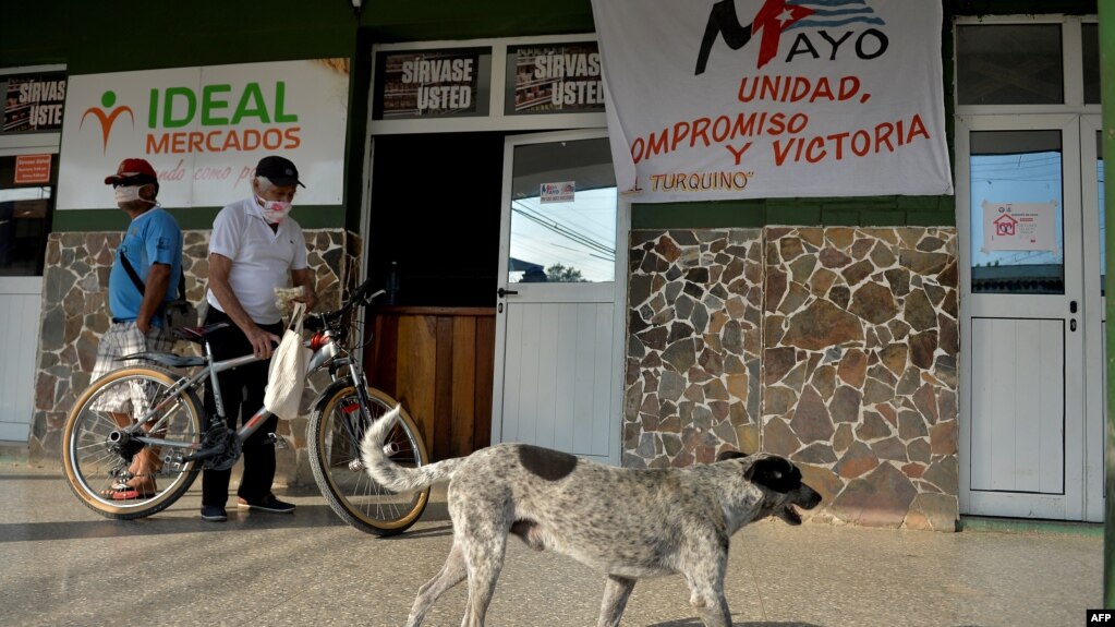 Cubanos con máscaras por el COVID19