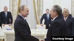 Vladimir Putin y Raúl Castro durante una entrevista de 2015 en el Kremlin - Reuters