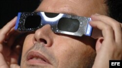 Fotografía de archivo de unas gafas.