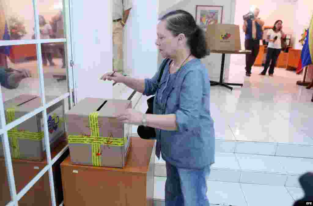 Una ciudadana venezolana residente en Nicaragua vota en las elecciones presidenciales hoy, domingo 14 de abril de 2013, en la sede de la embajada de Venezuela en Managua (Nicaragua).