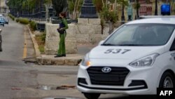 Un agente de la policía en una esquina de la calle El Paseo del Prado en La Habana, el 15 de noviembre de 2021.