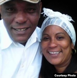 El matrimonio de Yudith y Julio es el primero en retornar a Cuba este lunes desde Panamá.