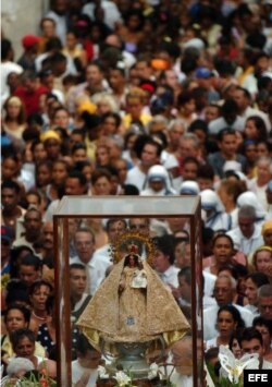 Decenas de personas participan en la procesión con la Virgen de la Caridad del Cobre, patrona de Cuba, en La Habana, Cuba.
