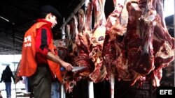 Un hombre trabaja en un mercado de carne en Asunción (Paraguay).