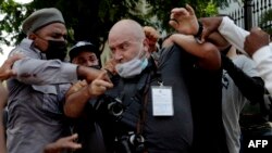 El fotógrafo de AP, el español Ramón Espinosa, es atacado por la policía mientras cubría una manifestación contra el gobierno de Miguel Díaz-Canel en La Habana, el 11 de julio de 2021. (Adalberto Roque / AFP).