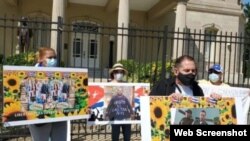 Mario Félix Lleonart junto a otros activistas protestan frente a la embajada de Cuba en Washington. 