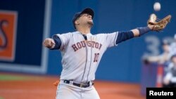 Yuli Gurriel captura la bola en un juego de los Astros de Houston contra los Toronto Blue Jays. (Nick Turchiaro-USA TODAY Sports)