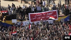 El jefe del partido opositor Al Karama, Hamden Sabahi (centro, sobre el escenario), saluda a los manifestantes en contra del presidente egipcio Mohamed Morsi reunidos en la plaza Tahrir en El Cairo (Egipto).