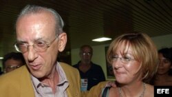 Archivo - Eloy Gutiérrez Menoyo y su hija Patricia durante la "III Conferencia la nación y la emigración" que se celebró en Cuba en el 2004.