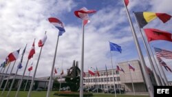 Las banderas de los países miembros de la Organización del Tratado del Atlántico Norte (OTAN) ondean en la sede de la OTAN en Bruselas (Bélgica).