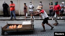 Un carretillero vende frutas y vegetales en una calle de La Habana. REUTERS/Alexandre Meneghini