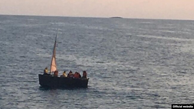 La embarcación en que viajaban los cubanos. (Real Fuerza de Defensa de Bahamas)