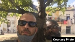 Michel Matos, a la izquierda, fue detenido este miércoles en La Habana.