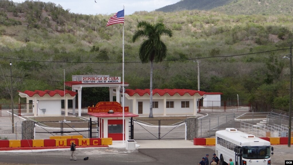 Punto de entrada a la Base Naval de EEUU en Guantánamo.
