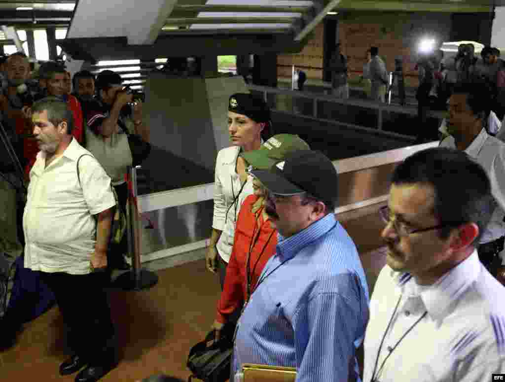 La guerrillera holandesa de las Fuerzas Armadas Revolucionarias de Colombia (FARC), Tanja Nijmeijer (2i), alias "Alexandra" y "Eileen", Shirley Morales (c), Luis Alberto Albán, alias "Marco León Calarcá" (i) y Jesús Emilio Carvajalino, alias "Andres París.