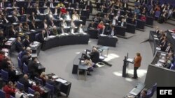 La canciller alemana, Angela Merkel ofrece una declaración de Gobierno ante el Bundestag, la cámara baja alemana, en Berlín, Alemania.