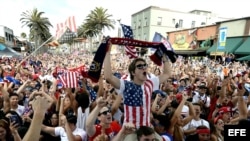 Fanáticos del equipo de Estados Unidos mirando el partido frene a Ghana.