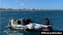 Esta fotografía muestra a los balseros cubanos interceptados cerca de Lake Worth, en Palm Beach, Florida.