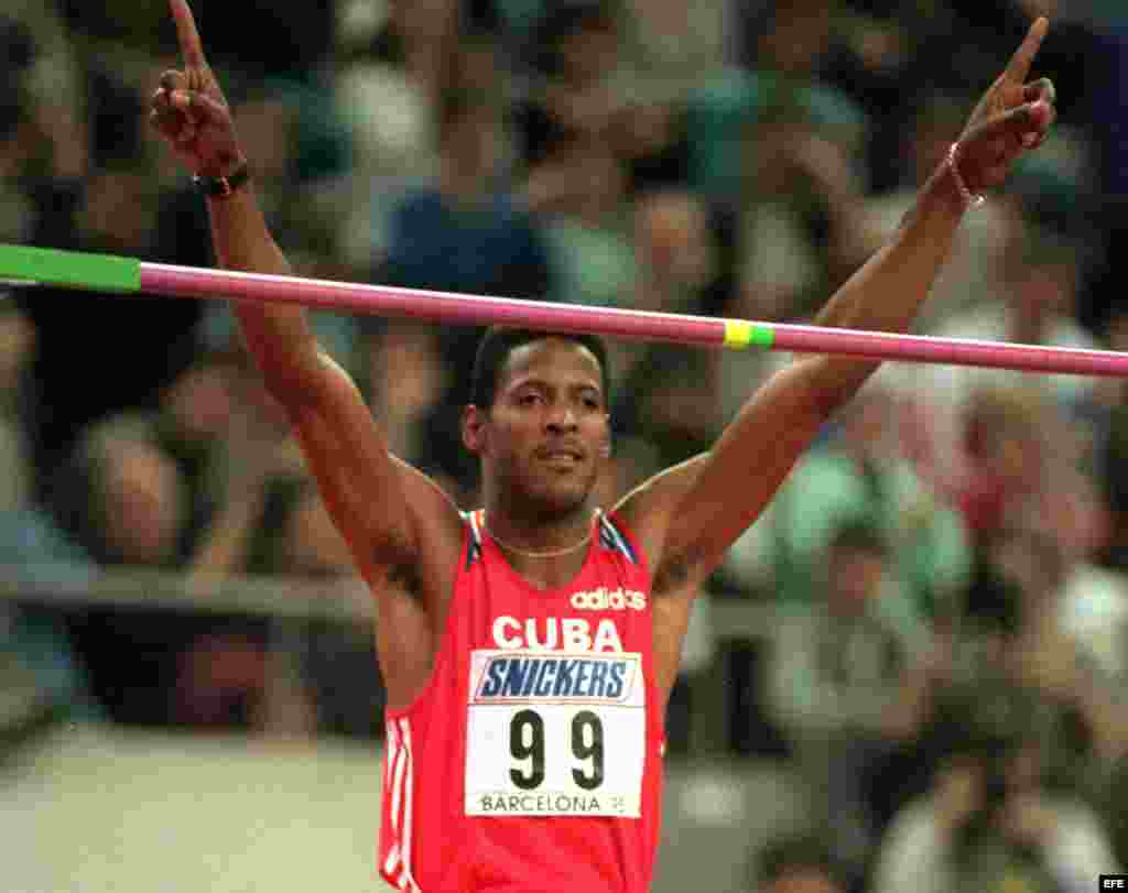 El campeón mundial de salto de altura, el cubano Javier Sotomayor, con la ropa de Adidas cuando conquistó la medalla de oro en su especialidad con un salto de 2,38 metros, en el campeonato del mundo en pista cubierta en el Palau Sant Jordi e