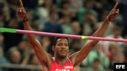 El campeón mundial de salto de altura, el cubano Javier Sotomayor, con la ropa de Adidas cuando conquistó la medalla de oro en su especialidad con un salto de 2,38 metros, en el campeonato del mundo en pista cubierta en el Palau Sant Jordi el 12 de marzo