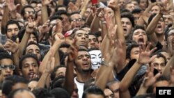 Manifestantes egipcios gritan consignas antiestadounidenses durante una protesta convocada frente a la embajada de EE.UU. en El Cairo, Egipto.