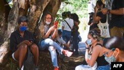 Cubanos en la capital se reúnen en un área pública para conectarse a Internet 