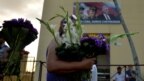 Una mujer lleva flores a San Lázaro en El Rincón, La Habana (Foto: Yamil Lage/AFP).