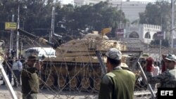 Un tanque del ejército egipcio en las inmediaciones del Palacio Presidencial, donde se produjeron choques violentos entre partidarios y opositores del presidente egipcio, Mohamed Morsi.