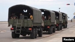 Guardias vestidos de civil esperan en camiones militares apostados en el Paseo del Prado en La Habana el 15 de noviembre. REUTERS/Alexandre Meneghini