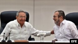 El líder de las FARC, Rodrigo Londoño Echeverri, alias "Timochenko" habla con Raúl Castro (i), en La Habana (Cuba).