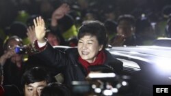 La candidata conservadora Park Geun-hye saluda a sus seguidores a su llegada a la sede del partido Saenuri en Seúl, Corea del Sur, el 19 de diciembre del 2012.