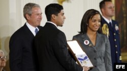Yan Valdes y se hermana Winnie, aceptan la Medalla Presidencial de la Libertad para su padre, Oscar Elias Biscet