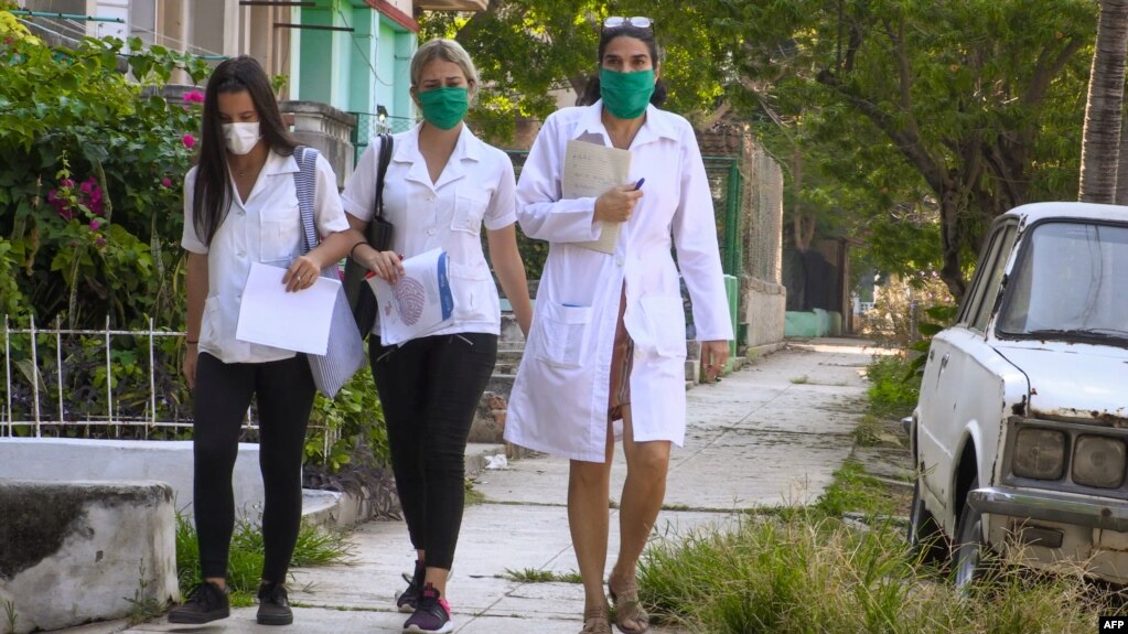 Médicos cubanos realizan pesquisas en El Vedado La Habana