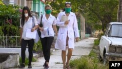 Médicos cubanos realizan pesquisas en El Vedado La Habana