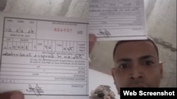 El activista, Adrián Góngora, muestra la multa de 3000 pesos que le impuso el régimen por grabar colas para comprar comida
