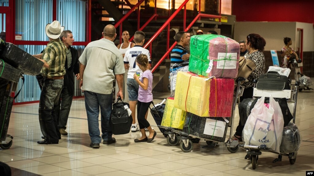Foto Archivo. Cubanos hacen fila para chequear en Aduana en el Aeropuerto Internacional José Martí de La Habana. AFP PHOTO/ADALBERTO ROQUE