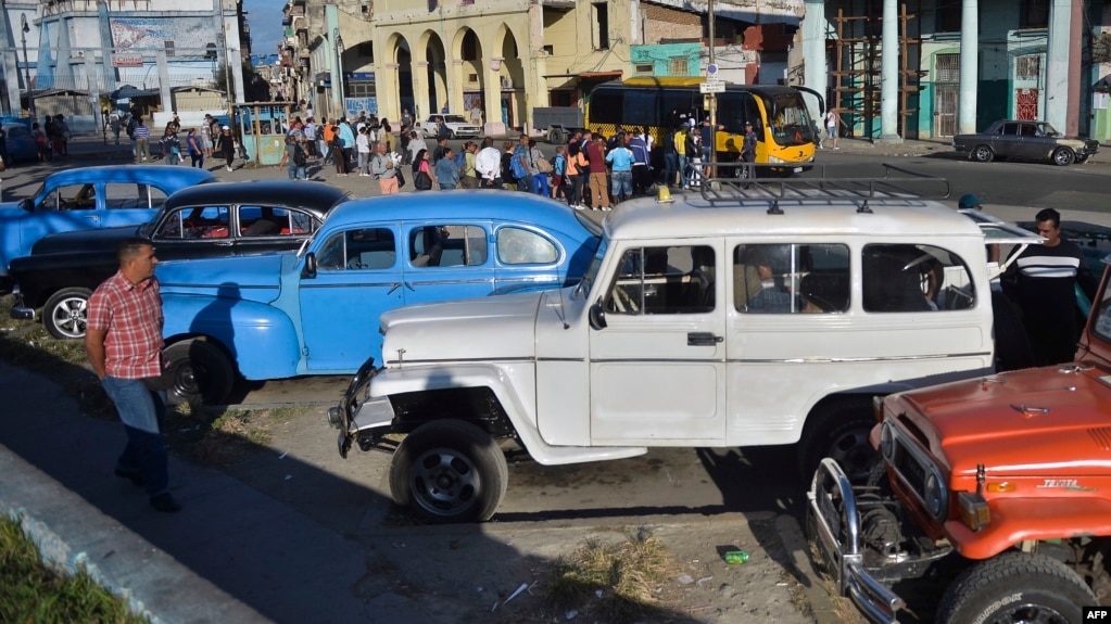 Viejos automóviles utilizados en el servicio de taxis privados en Cuba. (Archivo)