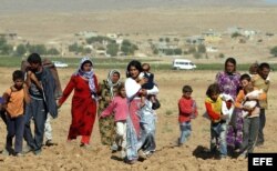Las autoridades turcas han abierto hoy la frontera a miles de kurdos de Siria que huyen de los combates del grupo yihadista Estado Islámico (EI) con las milicias kurdas en el país vecino.