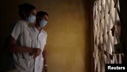Estudiantes de Medicina visitan las casas durante la pandemia de COVID-19. REUTERS/Alexandre Meneghini