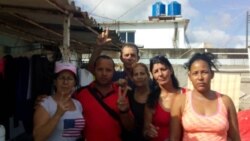 Activistas respaldan a una familia amenazada de desalojo