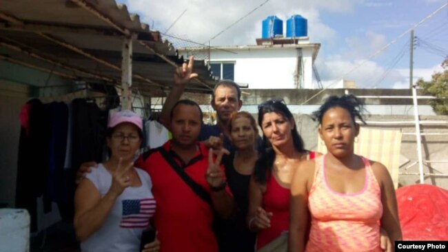 Mir Marrero (segunda de der a izq) junto a otros activistas respalda a una ciudadana amenazada de desalojo. (Foto: Lázaro Yuri Valle)