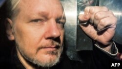188/5000 El fundador de WikiLeaks, Julian Assange, gesticula desde la ventana de una furgoneta de la prisión cuando es conducido a Southwark Crown Court en Londres el 1 de mayo de 2019, antes de ser condenado a 50 semanas de prisión