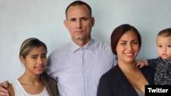 José Daniel Ferrer junto a su esposa y dos de sus hijos. (Archivo/Facebook)