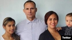 José Daniel Ferrer junto a su esposa y dos de sus hijos.