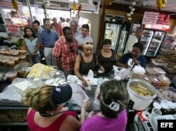 FOTO ARCHIVO. Residentes de Miami aprovechan su visita al ¨Palacio de los Jugos¨.
