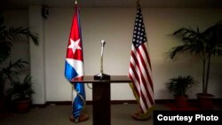 Banderas de EEUU y Cuba