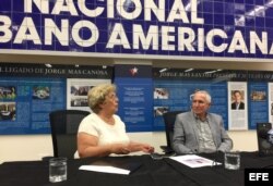 La representante de las Damas de Blanco en EEUU, Blanca Reyes, habla junto a Adolfo Fernández Saínz, de la Fundación Nacional Cubano Americana.