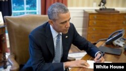 Barack Obama firma la carta para Ileana.