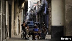 Un juego de dominó en plena calle habanera.